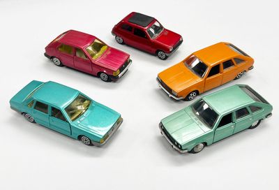 plusieurs petites voitures sont alignées en cercle sur une surface blanche