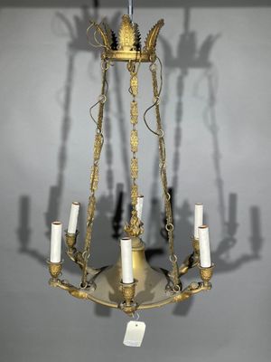 un lustre ancien en laiton à cinq branches et cinq bougies