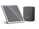 le panneau solaire est fixé sur le côté de l'enceinte