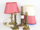 trois lampes placées l'une à côté de l'autre sur une table