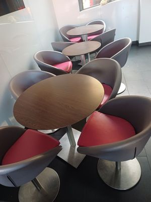 de nombreuses chaises et tables alignées dans une pièce
