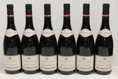 six bouteilles de vin sont alignées sur une table