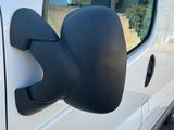 une camionnette blanche équipée d'un rétroviseur latéral noir