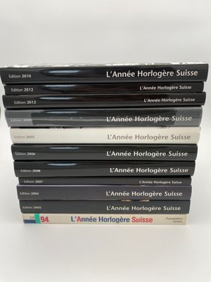 plusieurs livres sont empilés sur une table