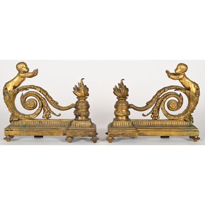 paire de figurines d'anges en laiton ancien posées sur un socle en marbre