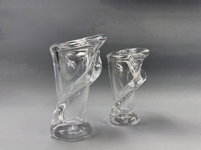 deux vases en verre posés l'un à côté de l'autre sur une table