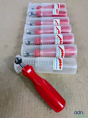 beaucoup de stylos alignés sur la table