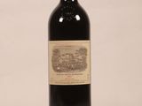 une bouteille de vin posée sur une table