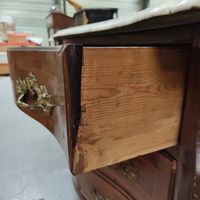 Commode tombeau ouvrant par quatre tiroirs sur trois rangs, … (photo 2)