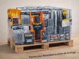 une palette remplie d'outils divers posée sur une palette en bois
