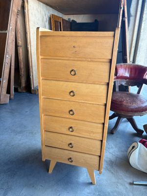 une grande commode en bois au milieu d'une pièce