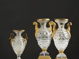 trois vases posés sur une table