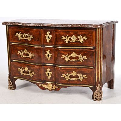 une image d'une commode avec un plateau en marbre