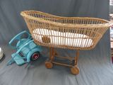 un lit de bébé avec un camion jouet à côté