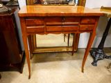 une petite table en bois sur laquelle se trouve un miroir