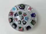 une plaque de verre sur laquelle sont disposées de nombreuses perles de différentes couleurs