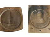 deux plaques en laiton sur lesquelles figurent les portraits d'un homme et d'une femme