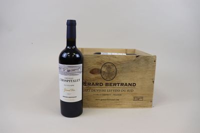 une bouteille de vin à côté d'un carton de vin