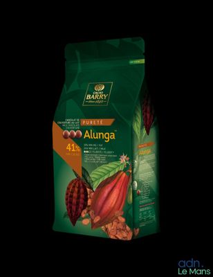 un sachet de chocolat avec des fèves de cacao sur fond noir