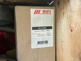 une boîte posée sur une étagère en bois