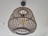 une lampe suspendue au plafond de la pièce