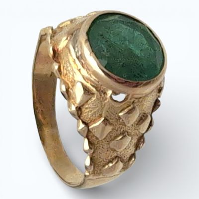 BAGUE en or jaune sertie d'une émeraude ronde facettée Poids…