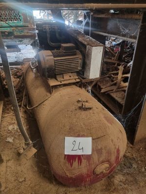 une inscription « 24 » sur le flanc d'un réservoir situé dans un bâtiment