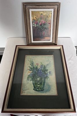 deux photos encadrées de fleurs dans un vase sur une table