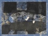 une image représentant une photo en noir et blanc d'un lit recouvert de draps bleus