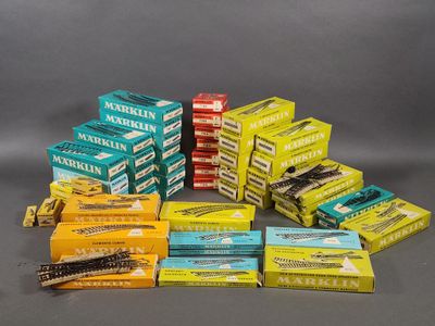plusieurs boîtes de cigarettes sont empilées les unes sur les autres