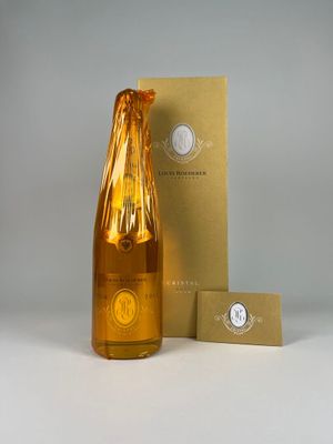 une image représentant une bouteille de champagne à côté d'une carte