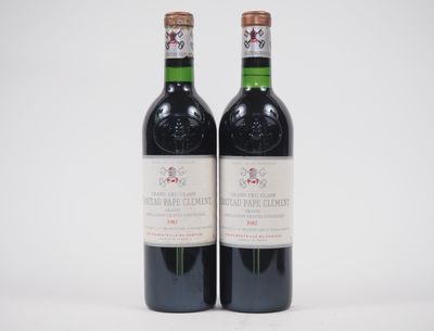 deux bouteilles de vin posées l'une à côté de l'autre sur une surface blanche