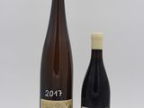 deux bouteilles de vin posées l'une à côté de l'autre sur une table