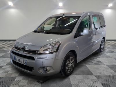 la petite camionnette argentée est garée sur un carrelage à carreaux