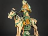 figurine représentant une femme à cheval, avec un homme sur le dos