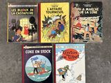 quatre livres pour enfants sont alignés par terre