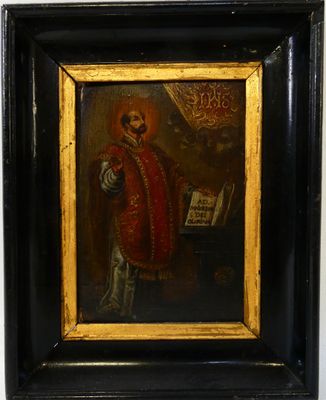 un vieux tableau représentant un homme en manteau rouge tenant un livre