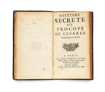 un livre ouvert sur lequel figure l'image en noir et blanc d'une plante
