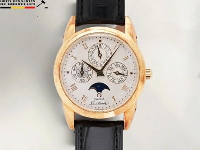 une montre-bracelet en or avec un cadran blanc et un bracelet en cuir noir