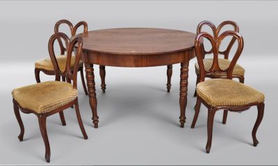 quatre chaises disposées autour d'une table au plateau en bois
