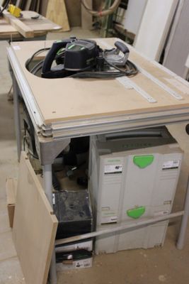 une table sur laquelle est posée une scie, dans une pièce