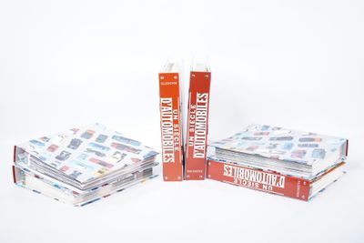trois livres sont empilés sur une surface blanche