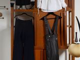 un placard contenant des vêtements et une chaise dans la pièce