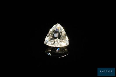 un gros plan d'un diamant blanc sur fond noir