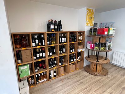 de nombreuses bouteilles de vin sur les étagères de la pièce
