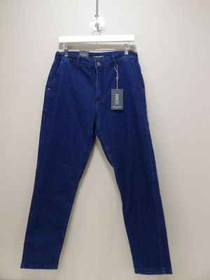 un jean bleu accroché à un cintre sur un mur
