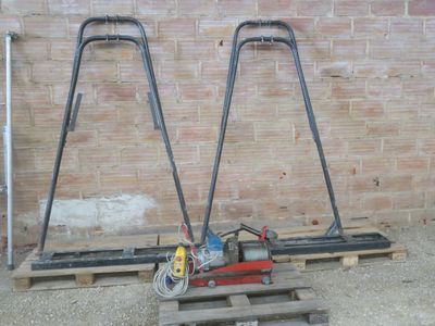deux outils posés sur une palette devant un mur de briques