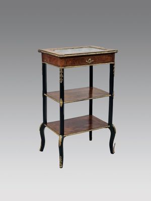 une petite table avec trois étagères de chaque côté