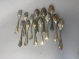 beaucoup de cuillères et de fourchettes en argent sur la table