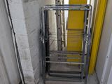 une étagère métallique située près d'une porte dans un immeuble